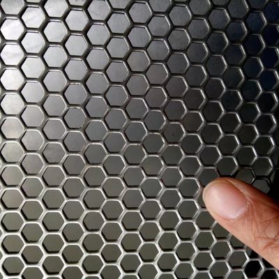 Толщина листа 1mm сетки металла шестиугольного отверстия алюминиевая пефорированная