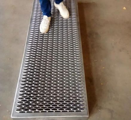 Противоподвижная сцепка, защитная подставка, перфорированная решетка, металлические панели для проезжей части