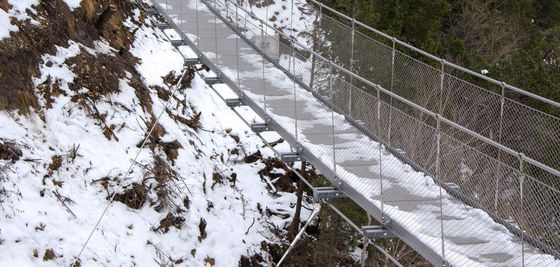 Устойчивая к ультрафиолетовому излучению сетка из нержавеющей стали с длительным сроком службы и нетоксичными свойствами для ограждений зоопарков и вольеров для птиц