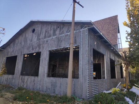 V-образная оцинкованная просечно-вытяжная сетка для штукатурки при строительстве зданий размером 2500*600 мм и расстоянием между ребрами 100 мм