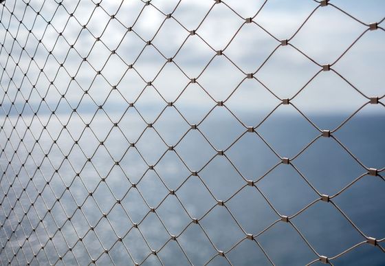 Мягкая сетка из нержавеющей стали с углом ячейки 60° и гальваническим покрытием, полированная для защиты зданий