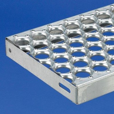 Пешеходная дорожка из стальной решетки с 2 закрытыми носами, оцинкованная крыша