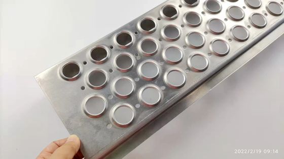 Поднятая решетка круглой дорожки безопасности крыши отверстия стальная промышленная