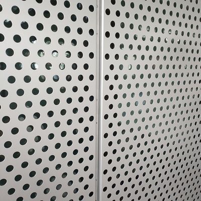 Металлическая сетка с перфорированными отверстиями для балкона