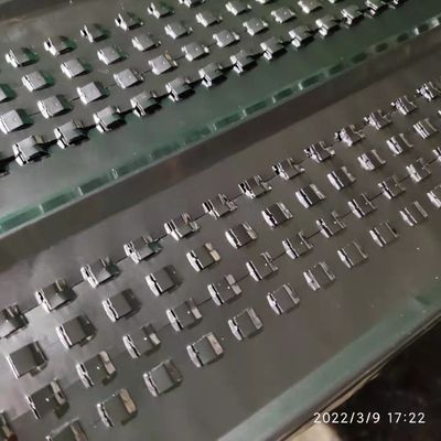 Горячая окунутая гальванизированная сетка решетины нервюры расширила